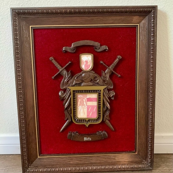 Vintage Family Crest On Red Velvet 14/17” Plastic - Picture 9 of 10